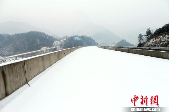 浙江继续降雪 局部高速路段积雪超20公分